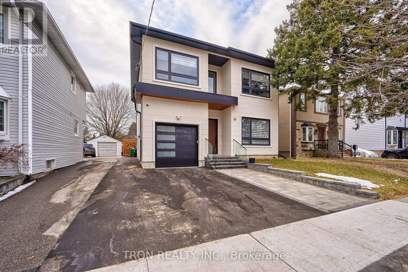 38 Uno Drive, Toronto, Ontario  M8Z 3N8 - Photo 2 - W12830416
