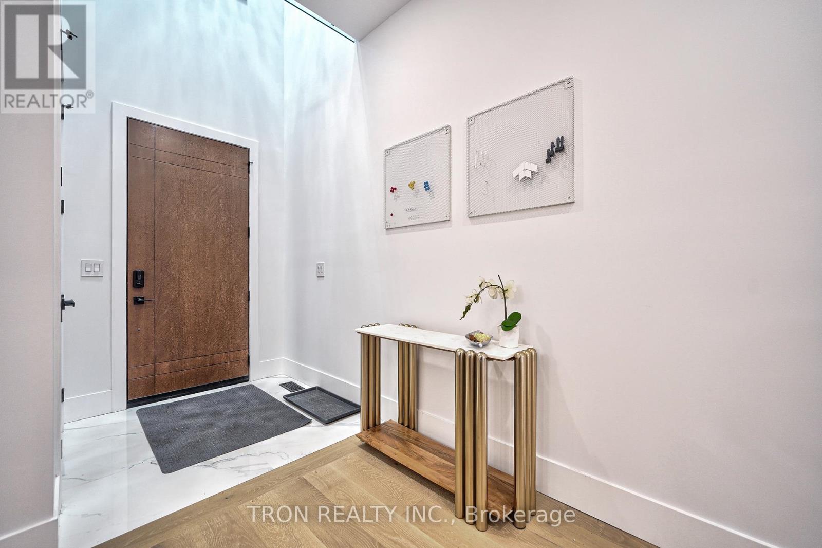 38 Uno Drive, Toronto, Ontario  M8Z 3N8 - Photo 3 - W12830416