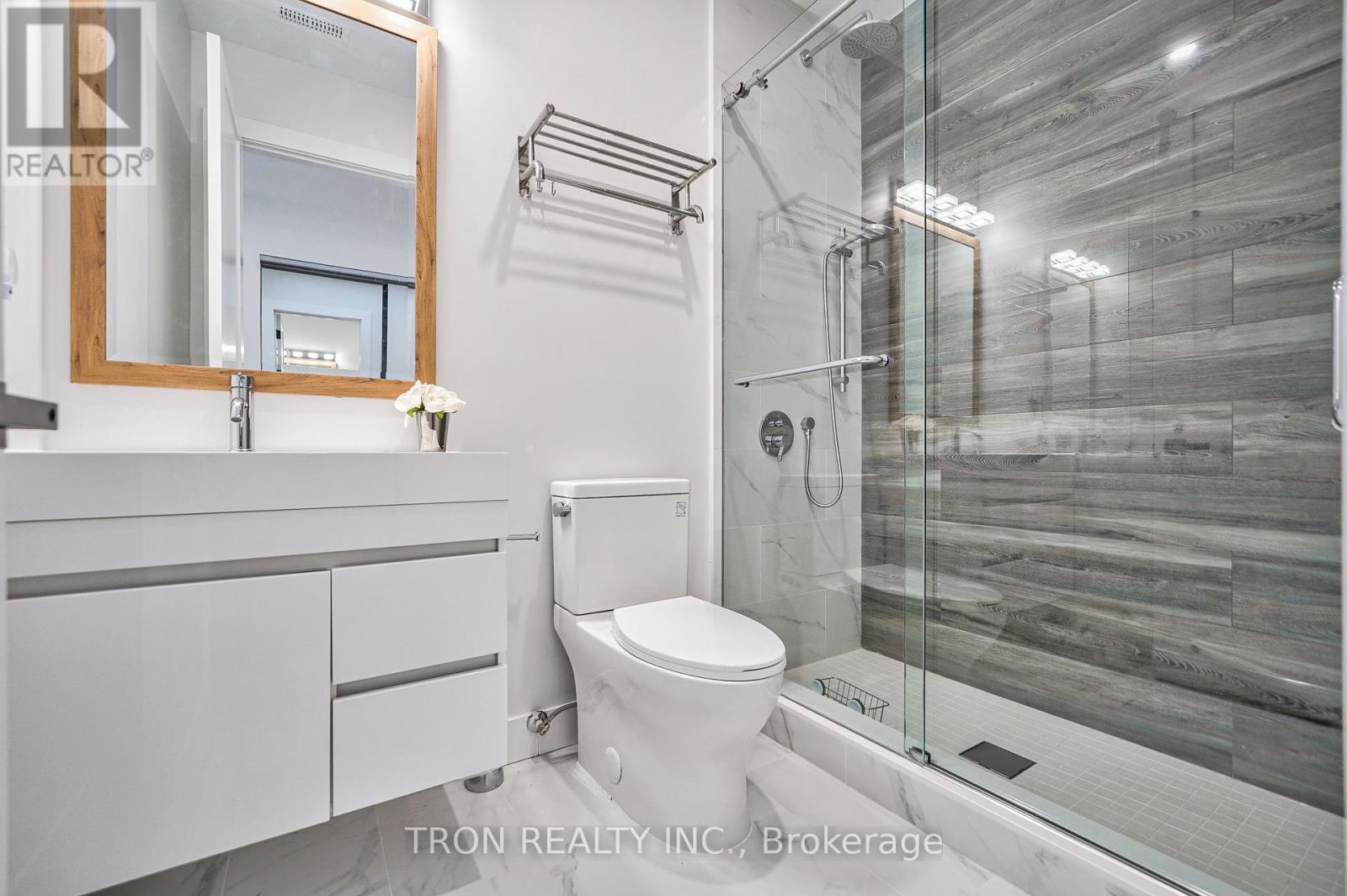 38 Uno Drive, Toronto, Ontario  M8Z 3N8 - Photo 31 - W12830416