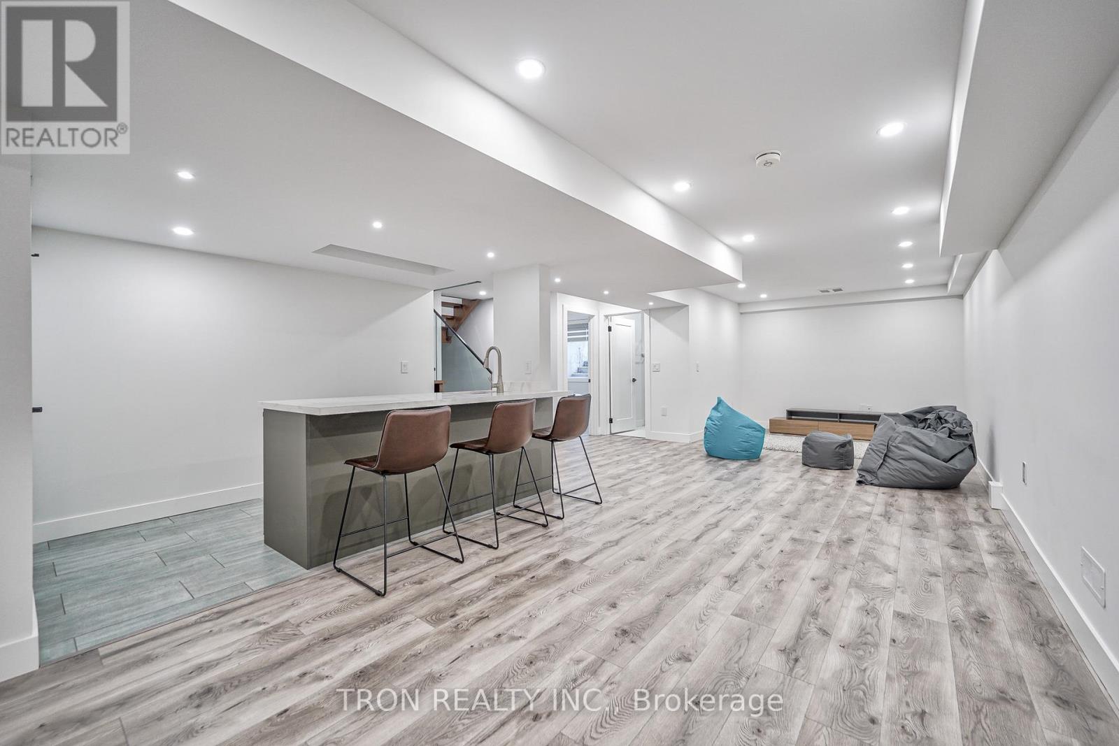 38 Uno Drive, Toronto, Ontario  M8Z 3N8 - Photo 33 - W12830416