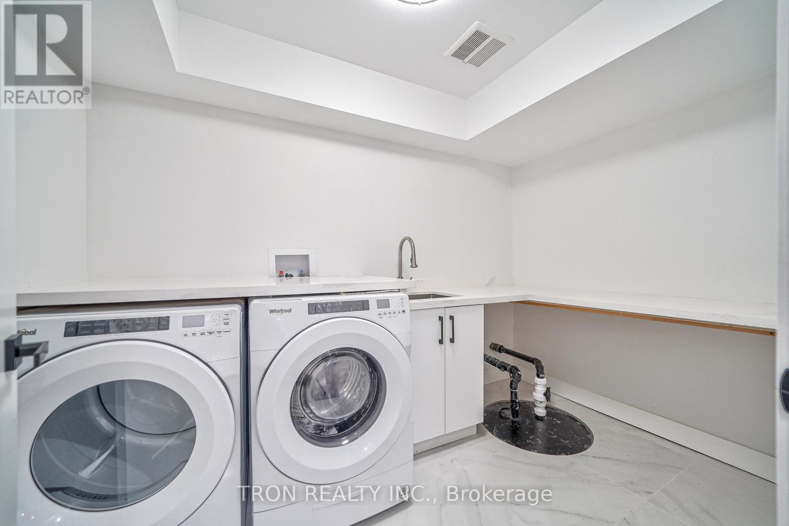 38 Uno Drive, Toronto, Ontario  M8Z 3N8 - Photo 34 - W12830416