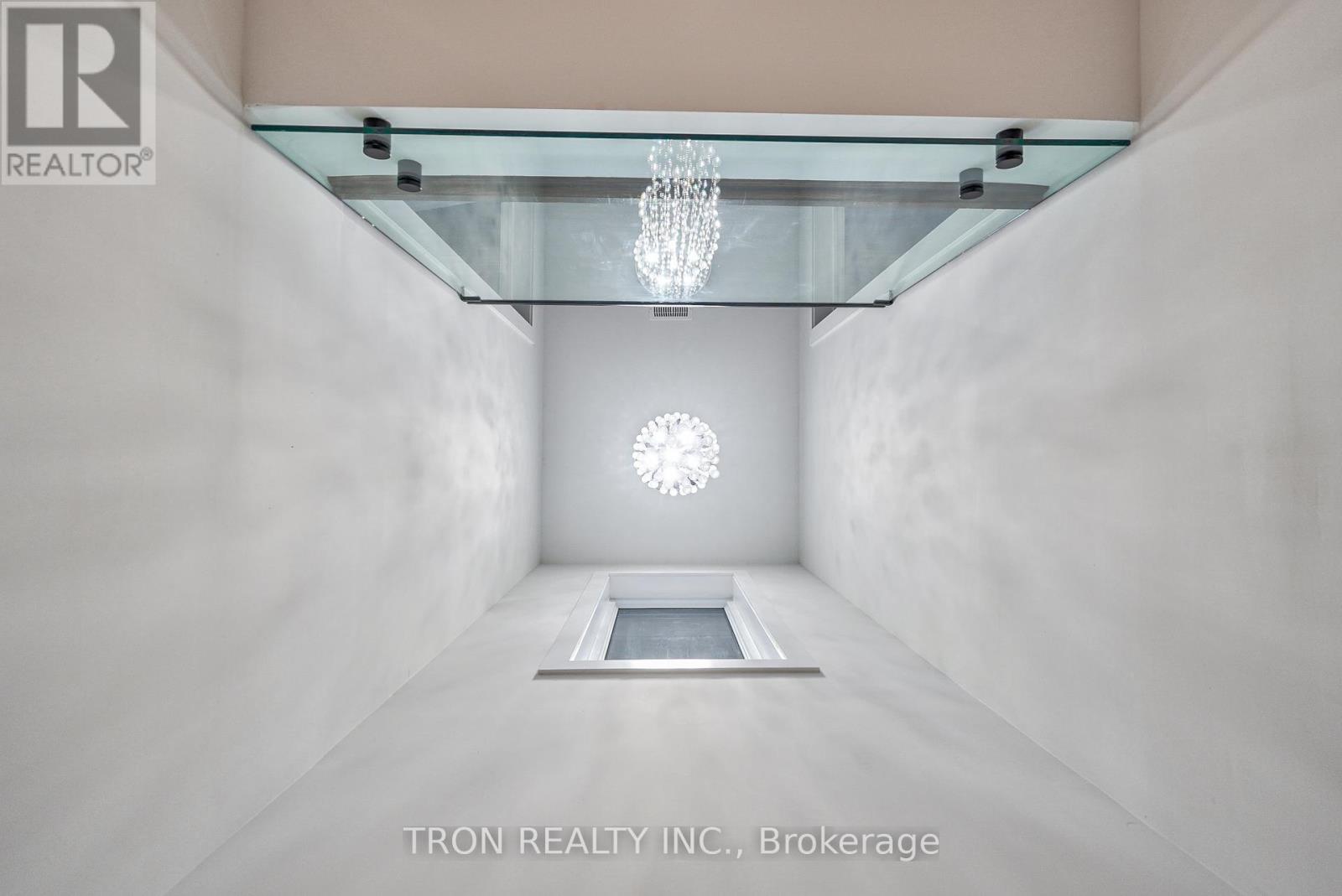 38 Uno Drive, Toronto, Ontario  M8Z 3N8 - Photo 4 - W12830416