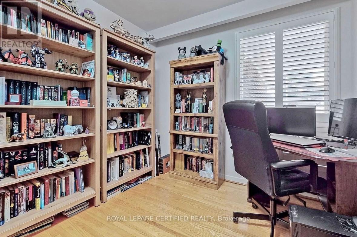 200 Redgrave Drive, Toronto, Ontario  M9R 3V9 - Photo 10 - W12830424