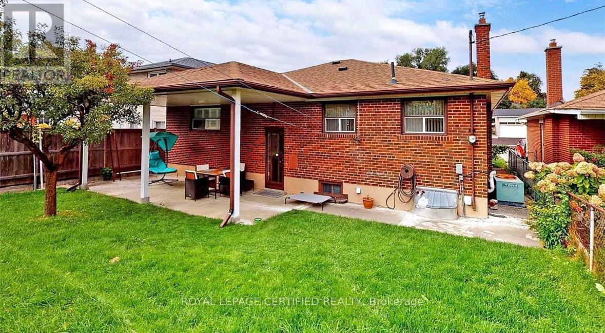 200 Redgrave Drive, Toronto, Ontario  M9R 3V9 - Photo 18 - W12830424