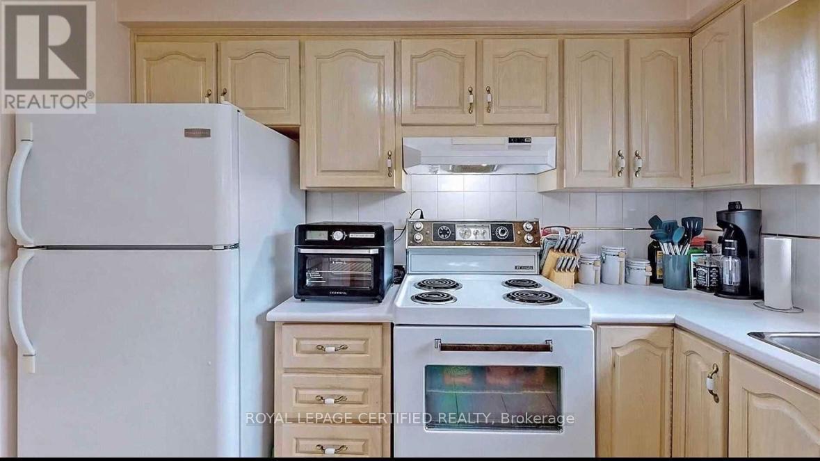 200 Redgrave Drive, Toronto, Ontario  M9R 3V9 - Photo 4 - W12830424