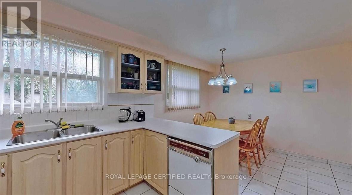 200 Redgrave Drive, Toronto, Ontario  M9R 3V9 - Photo 5 - W12830424