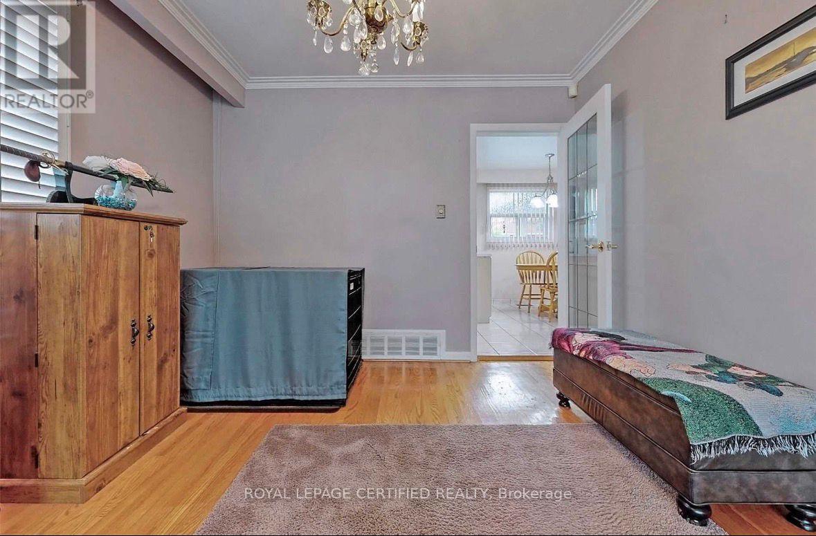 200 Redgrave Drive, Toronto, Ontario  M9R 3V9 - Photo 8 - W12830424