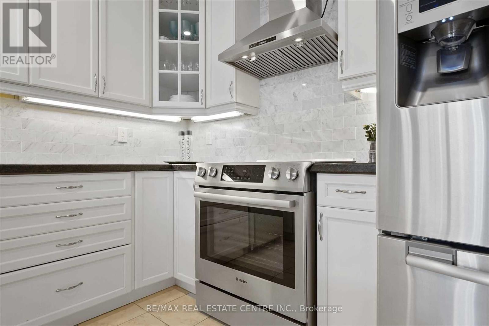 2470 Kwinter Road, Oakville, Ontario  L6M 0K6 - Photo 10 - W12830426