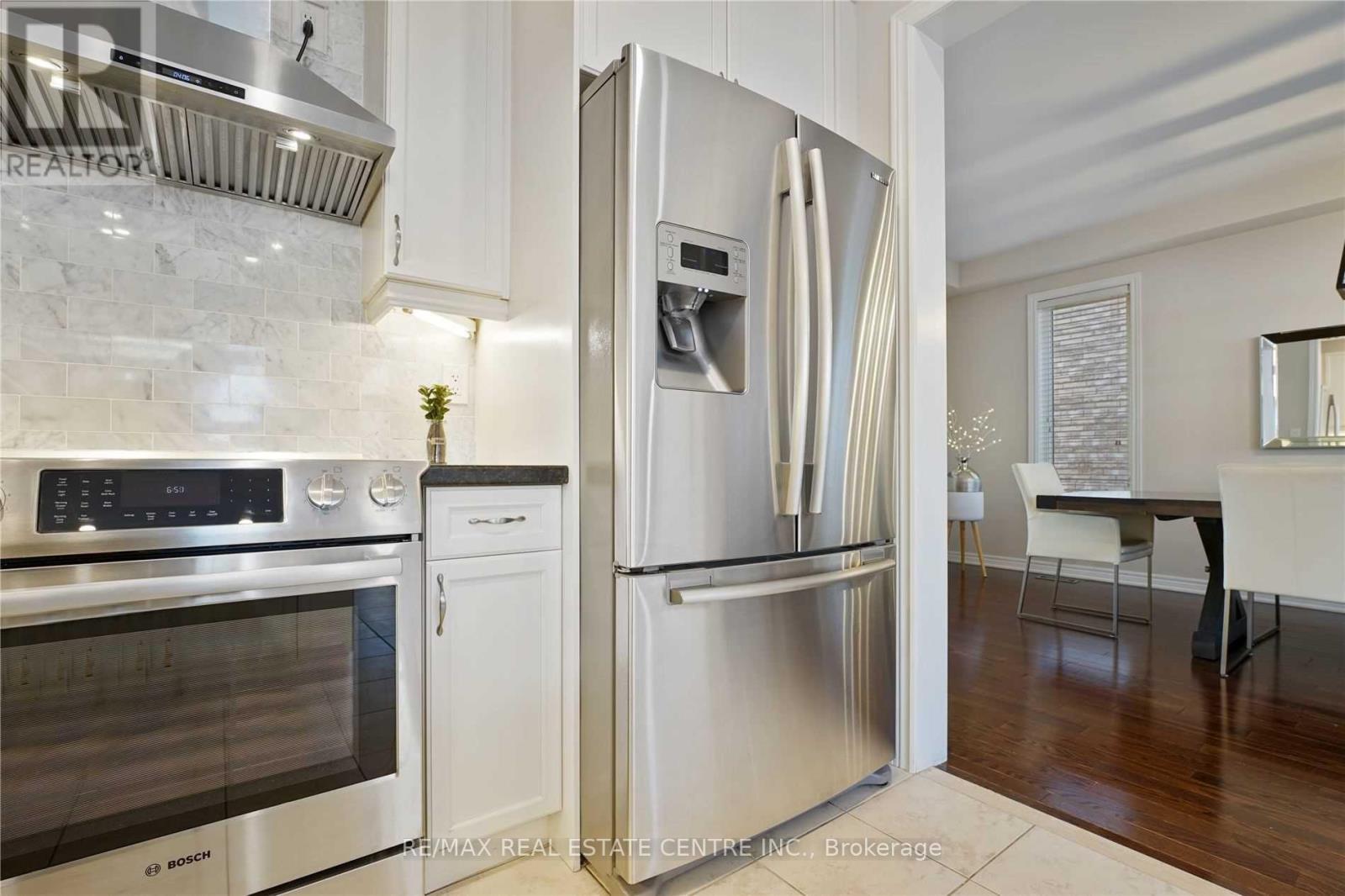 2470 Kwinter Road, Oakville, Ontario  L6M 0K6 - Photo 11 - W12830426