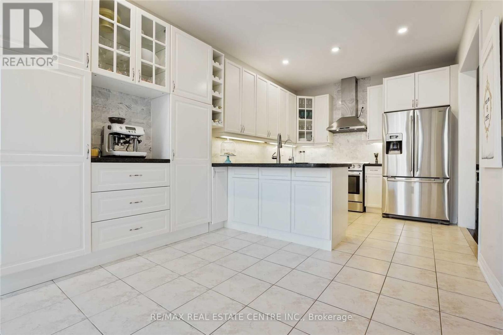 2470 Kwinter Road, Oakville, Ontario  L6M 0K6 - Photo 12 - W12830426