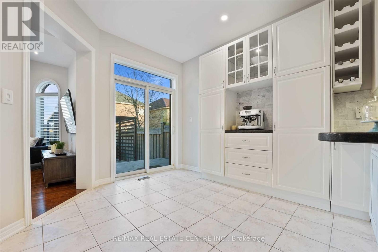 2470 Kwinter Road, Oakville, Ontario  L6M 0K6 - Photo 13 - W12830426