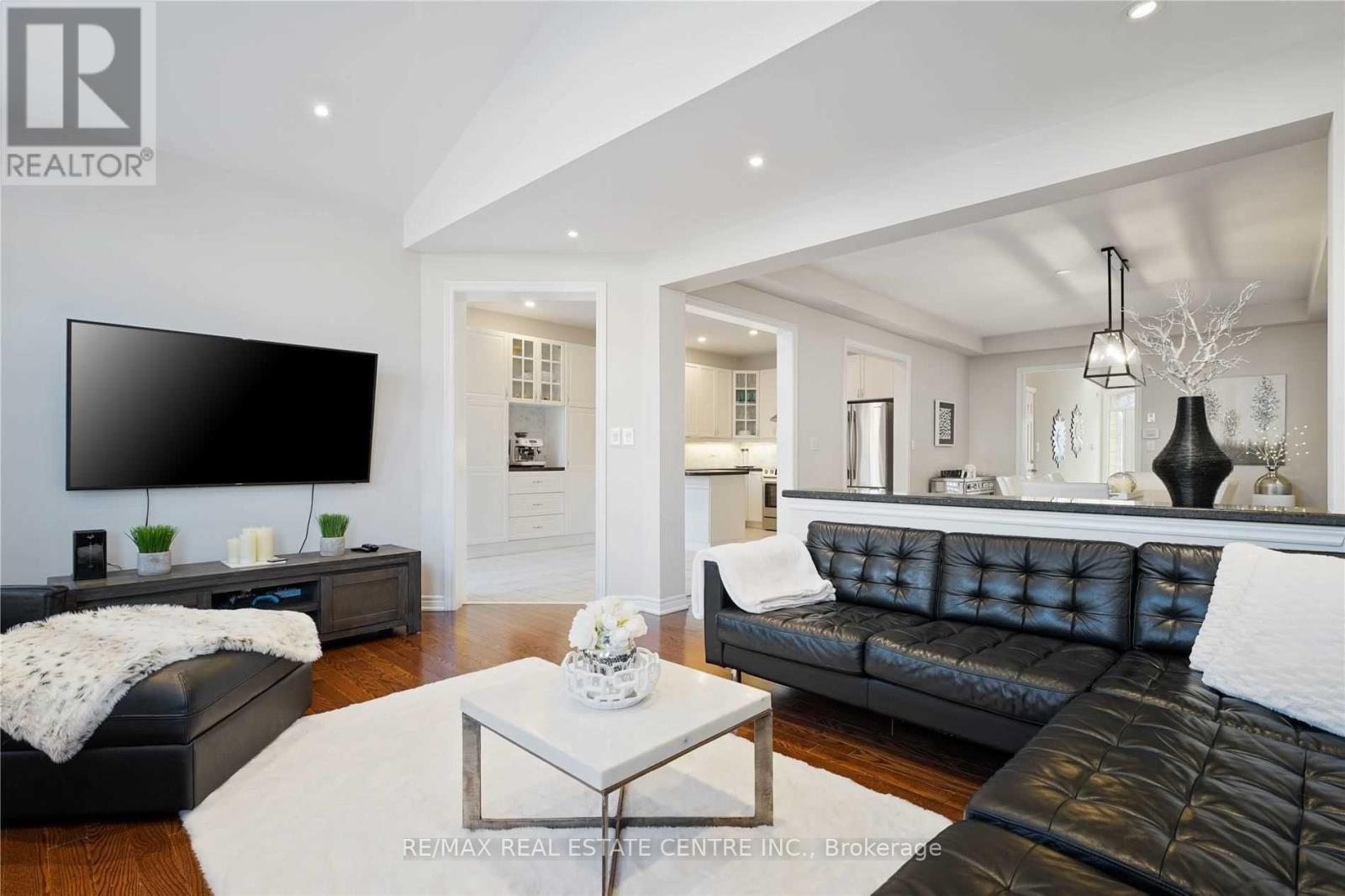 2470 Kwinter Road, Oakville, Ontario  L6M 0K6 - Photo 19 - W12830426