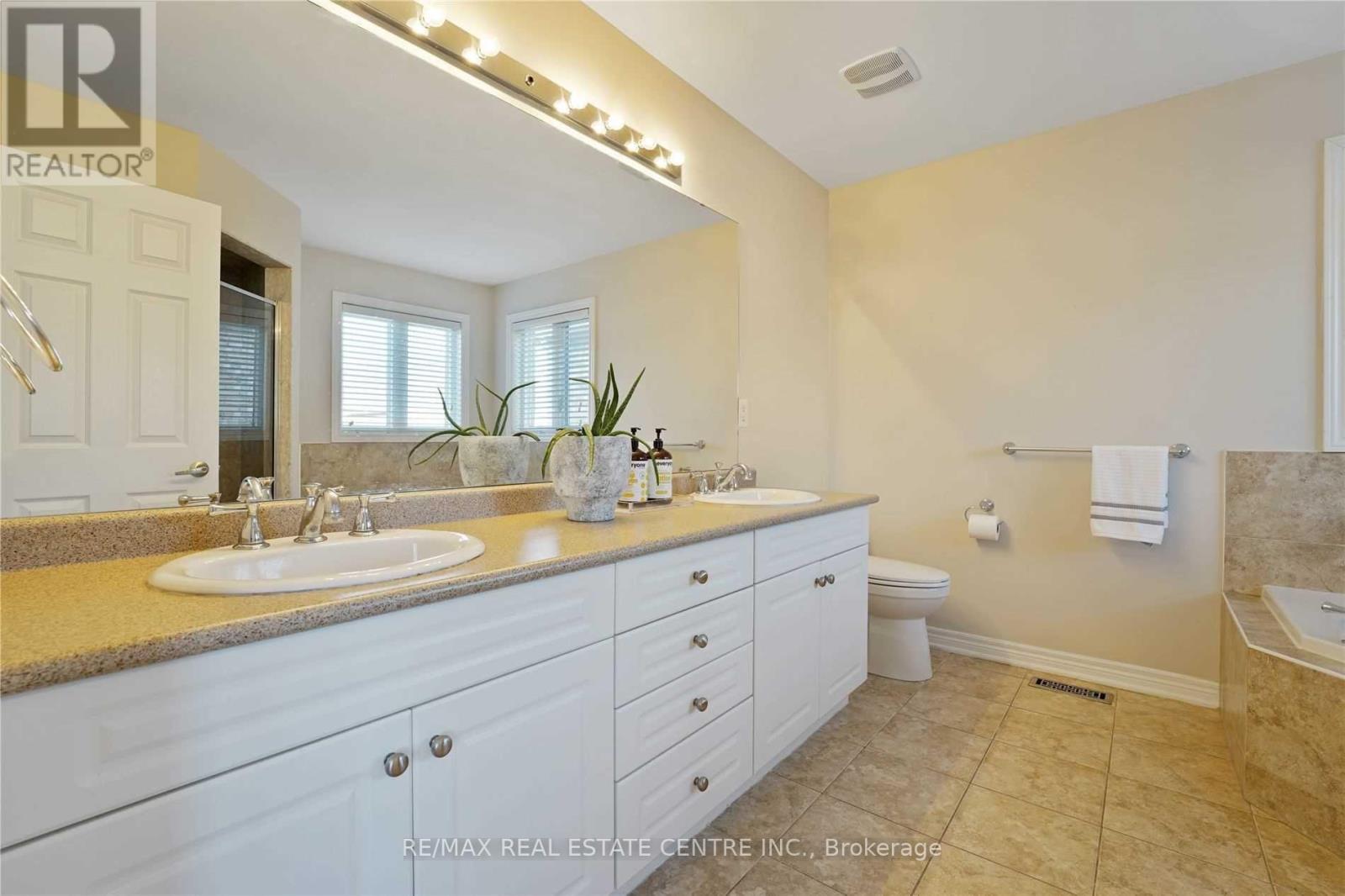 2470 Kwinter Road, Oakville, Ontario  L6M 0K6 - Photo 32 - W12830426