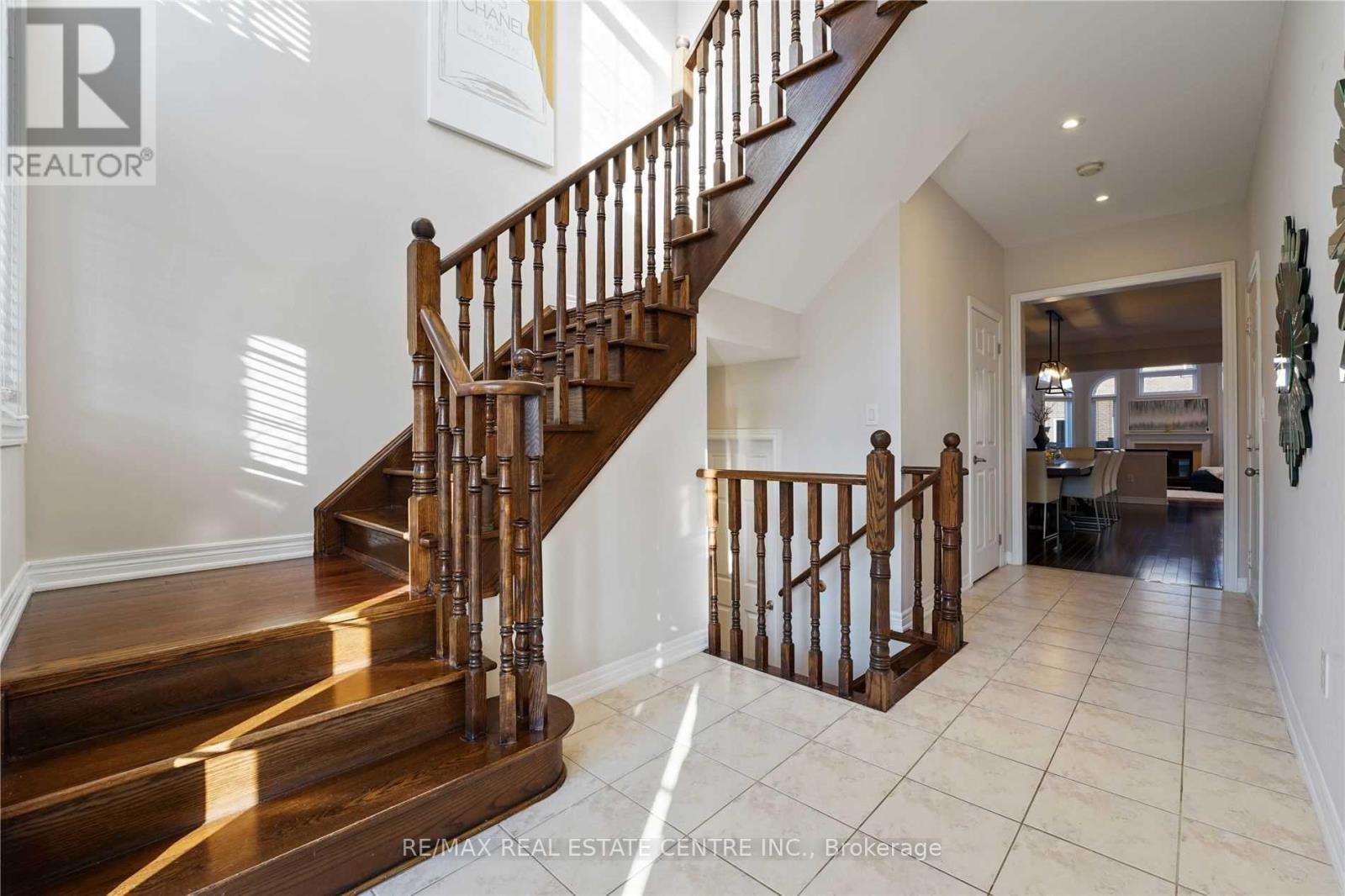 2470 Kwinter Road, Oakville, Ontario  L6M 0K6 - Photo 5 - W12830426