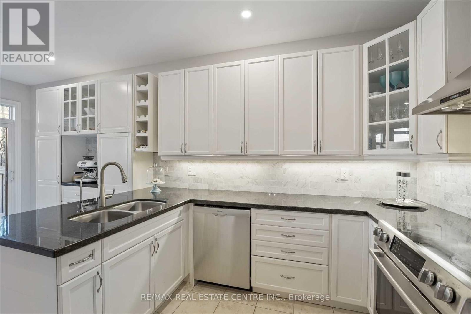 2470 Kwinter Road, Oakville, Ontario  L6M 0K6 - Photo 8 - W12830426