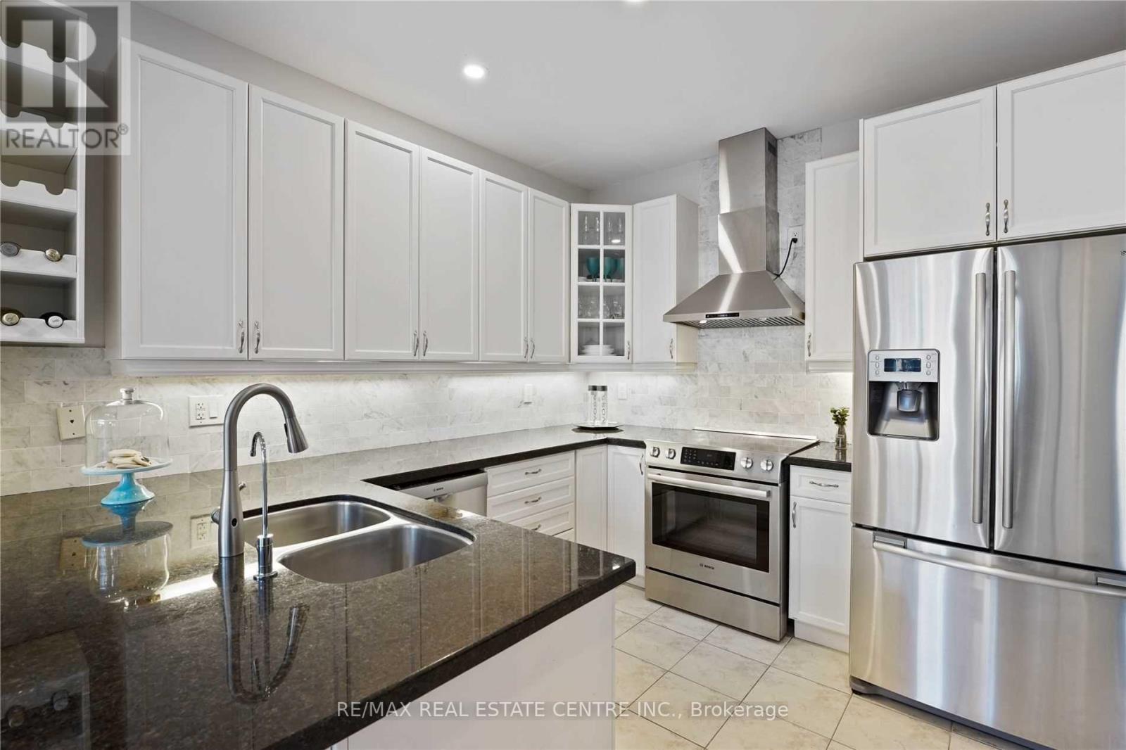 2470 Kwinter Road, Oakville, Ontario  L6M 0K6 - Photo 9 - W12830426