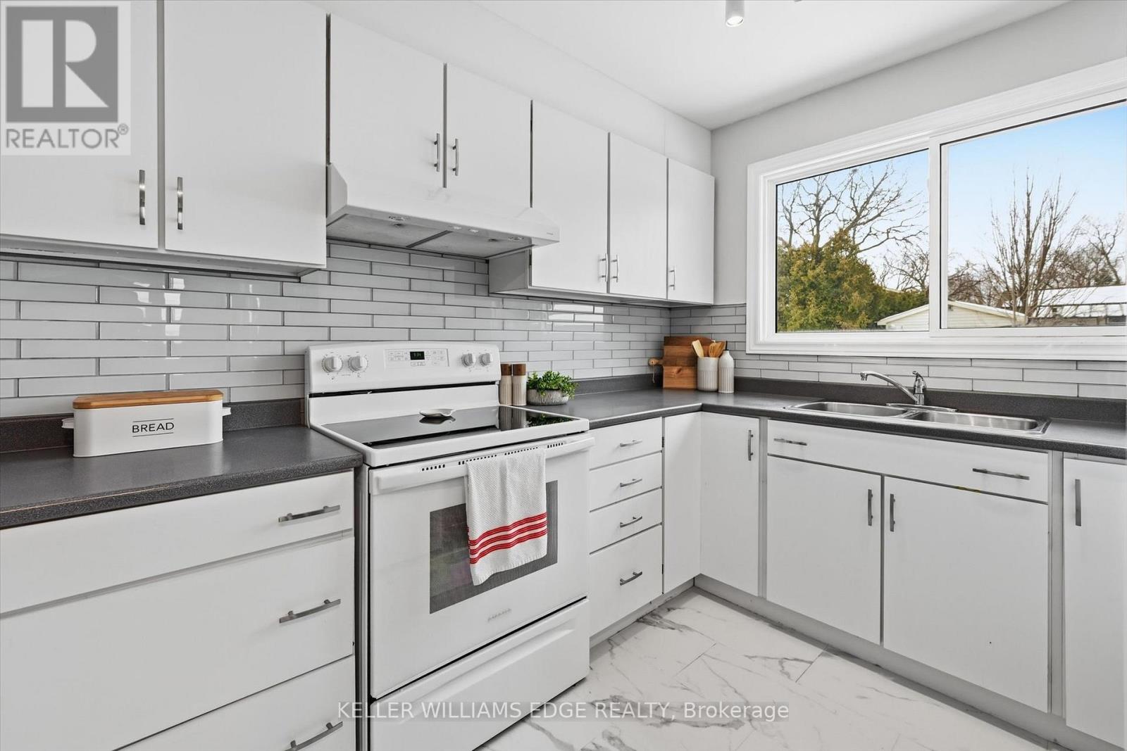 2112 Cavendish Drive, Burlington, Ontario  L7P 1Z3 - Photo 17 - W12830434