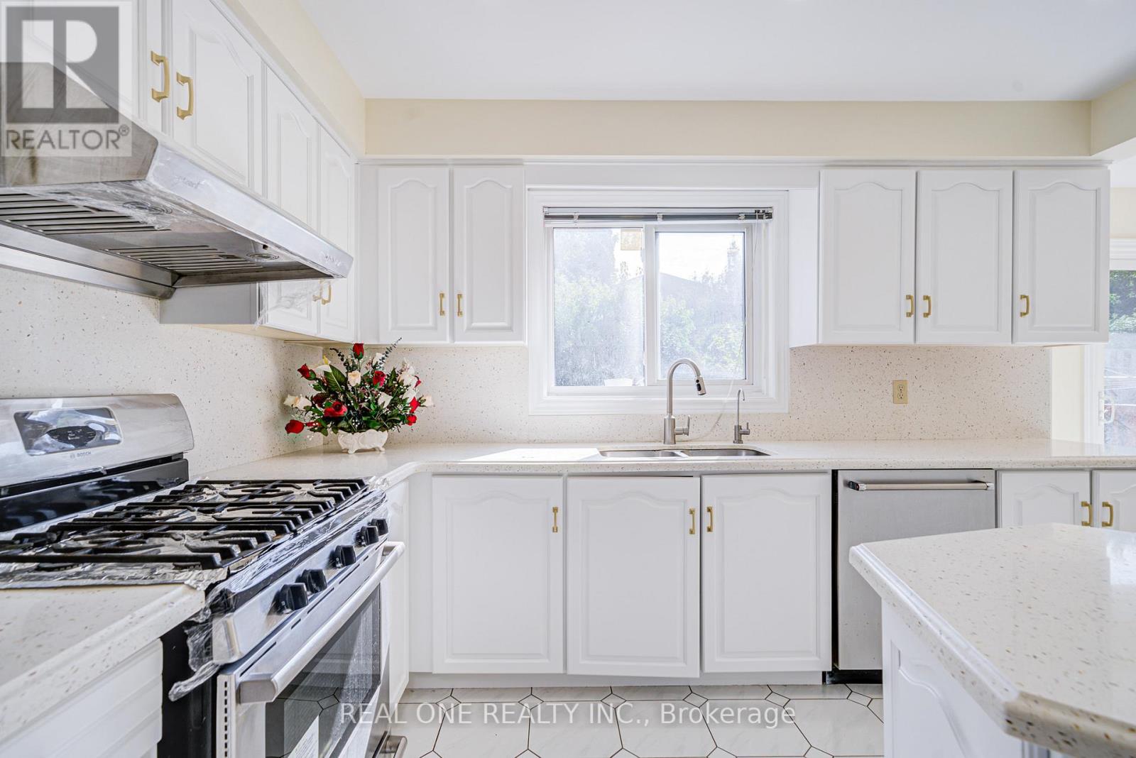 203 Valleymede Drive, Richmond Hill, Ontario  L4B 3S4 - Photo 18 - N12821986