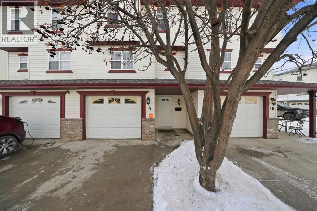 9 Kerry Wood Mews, Red Deer, Alberta  T4N 7B8 - Photo 2 - A2289014