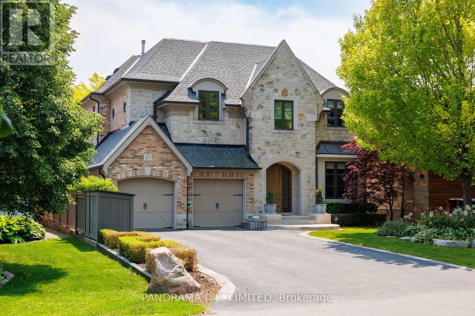 19 GRAYSTONE GARDENS, Toronto, Ontario