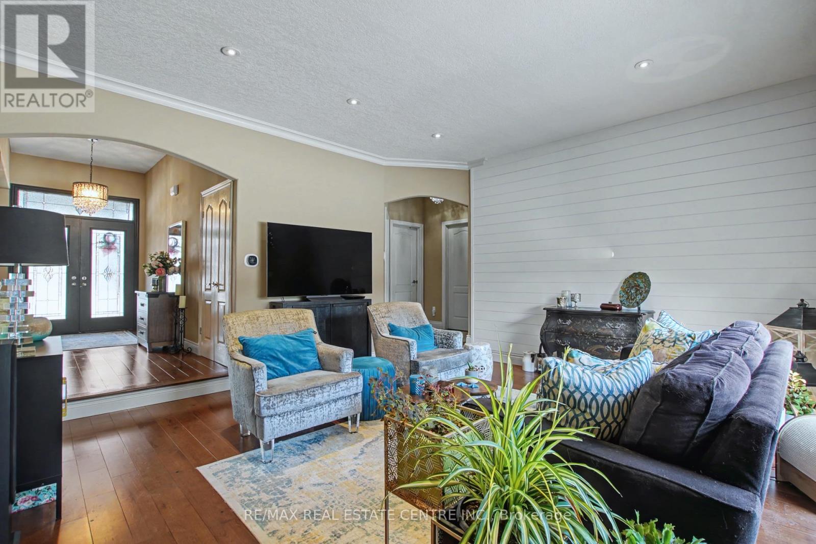 2 Irongate Drive, Brant, Ontario  N3L 4G4 - Photo 12 - X12830452