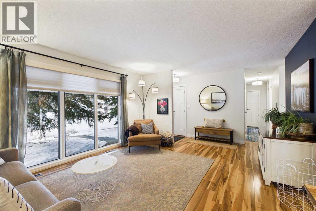 335 Huntridge Road Ne, Calgary, Alberta  T2K 4B8 - Photo 5 - A2288517