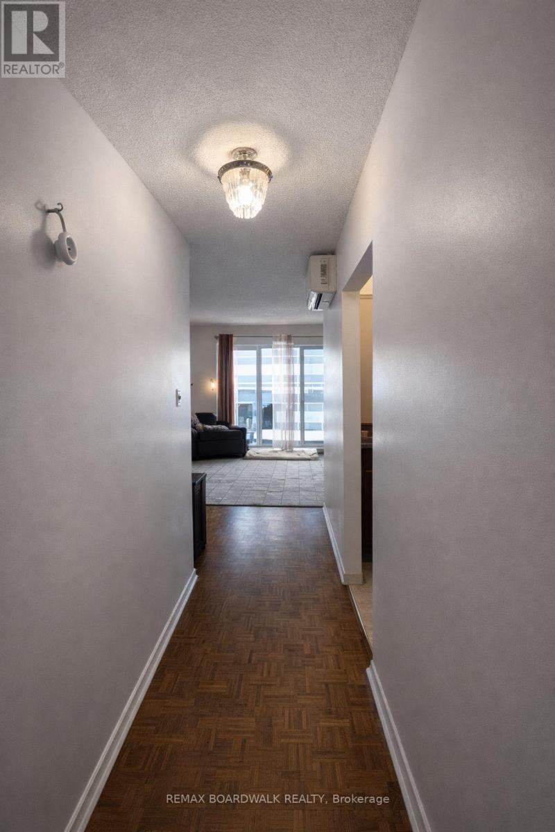 158 Mcarthur Avenue, Ottawa, Ontario  K1L 8C9 - Photo 4 - X12830504