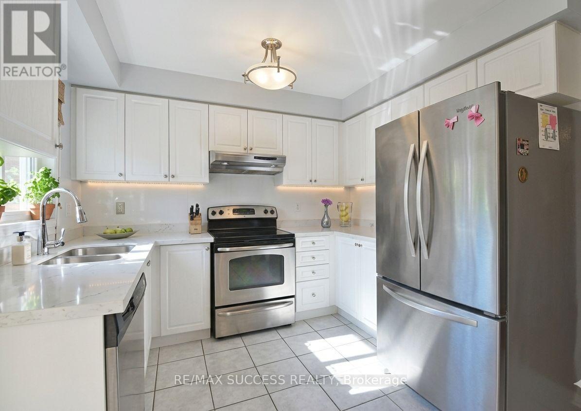 5854 Delle Donne Drive, Mississauga, Ontario  L5M 6R8 - Photo 4 - W12830492