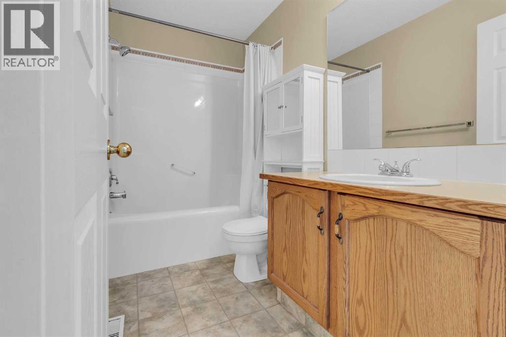 110 West Creek Bay, Chestermere, Alberta  T1X 1K7 - Photo 13 - A2262218