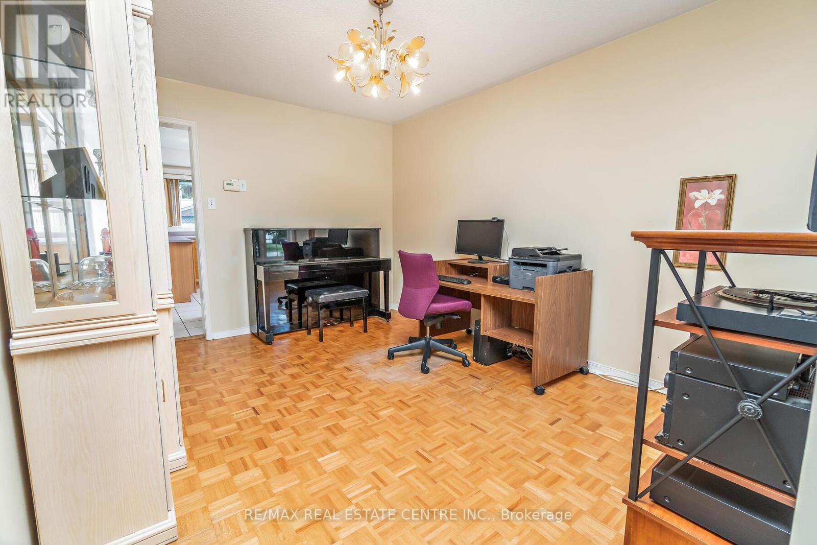 7 Curry Crescent, Halton Hills, Ontario  L7G 5L4 - Photo 13 - W12800518