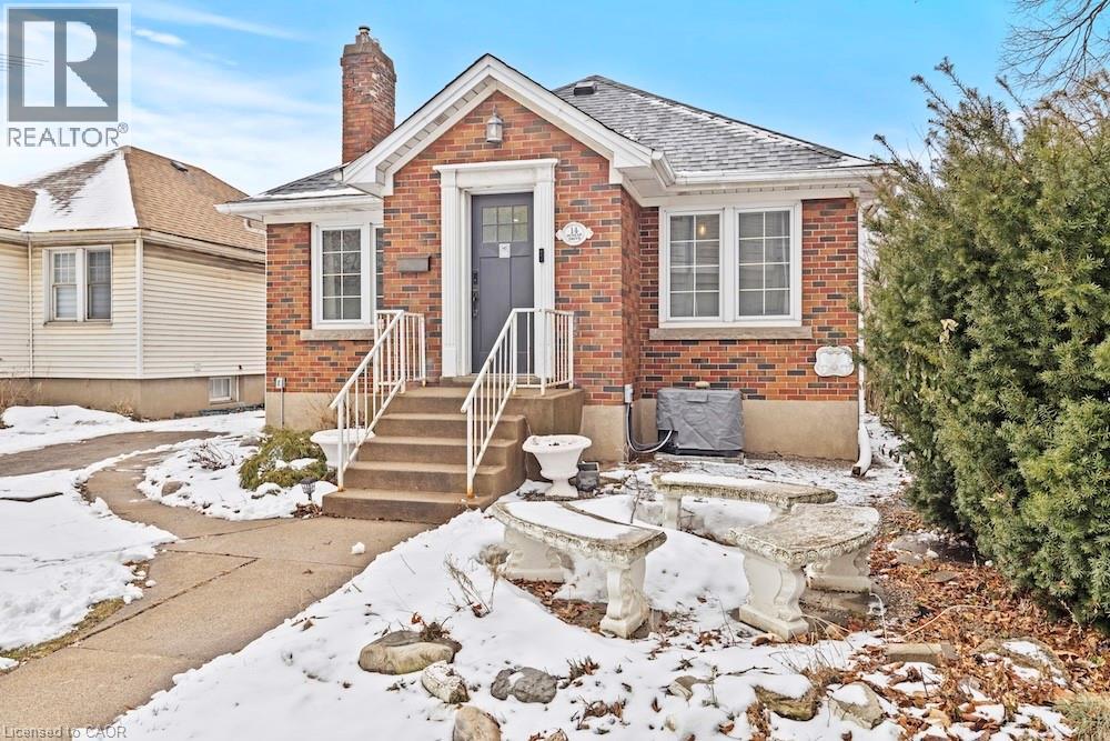 14 Dunlop Drive, St. Catharines, Ontario  L2R 1A3 - Photo 4 - 40808096