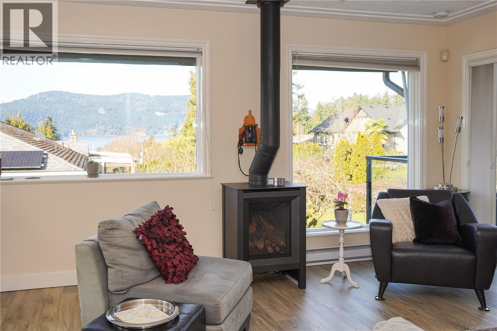 876 Verdier Ave, Central Saanich, British Columbia  V8M 1B9 - Photo 3 - 1027023