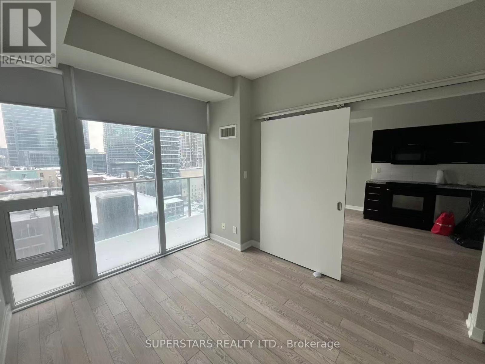 1101 - 126 Simcoe Street, Toronto, Ontario  M5H 4E6 - Photo 4 - C12830572