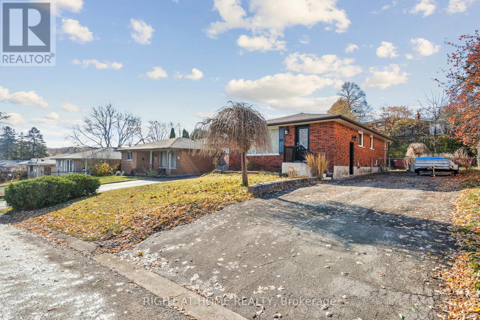 16 Green Meadow Way, Hamilton, Ontario  L9H 3Z3 - Photo 2 - X12830582