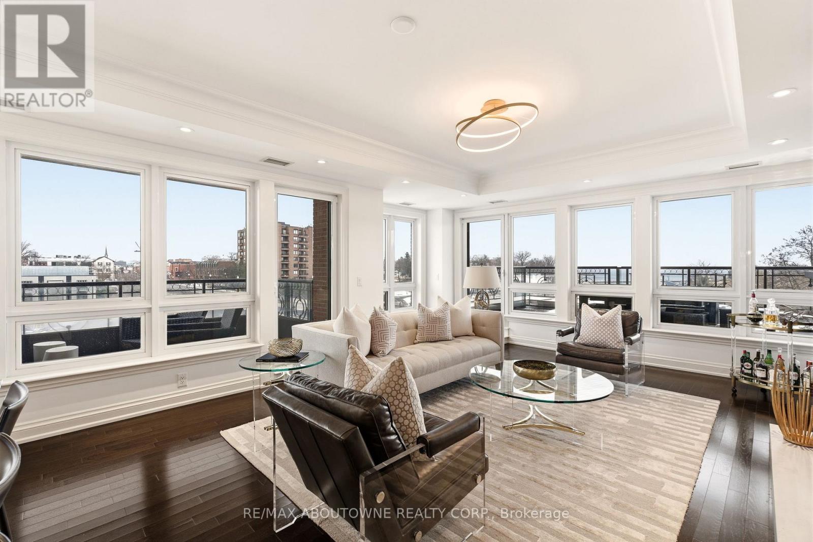 401 - 111 Forsythe Street, Oakville, Ontario  L6K 3J9 - Photo 3 - W12830702