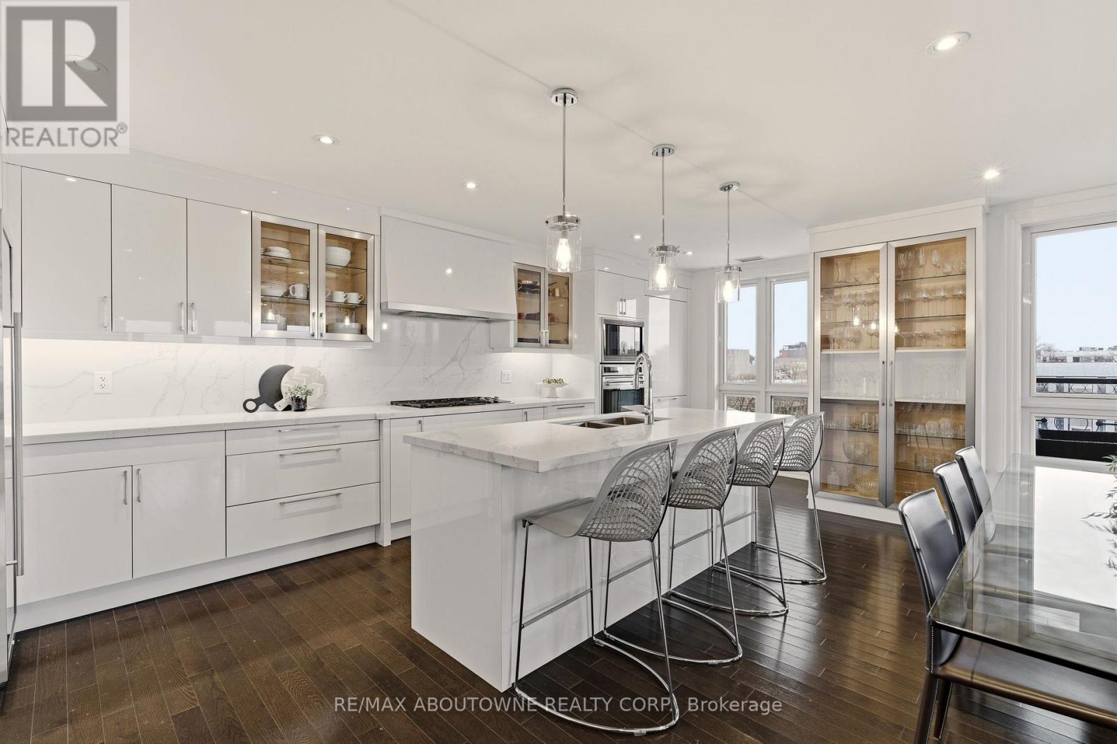 401 - 111 Forsythe Street, Oakville, Ontario  L6K 3J9 - Photo 5 - W12830702