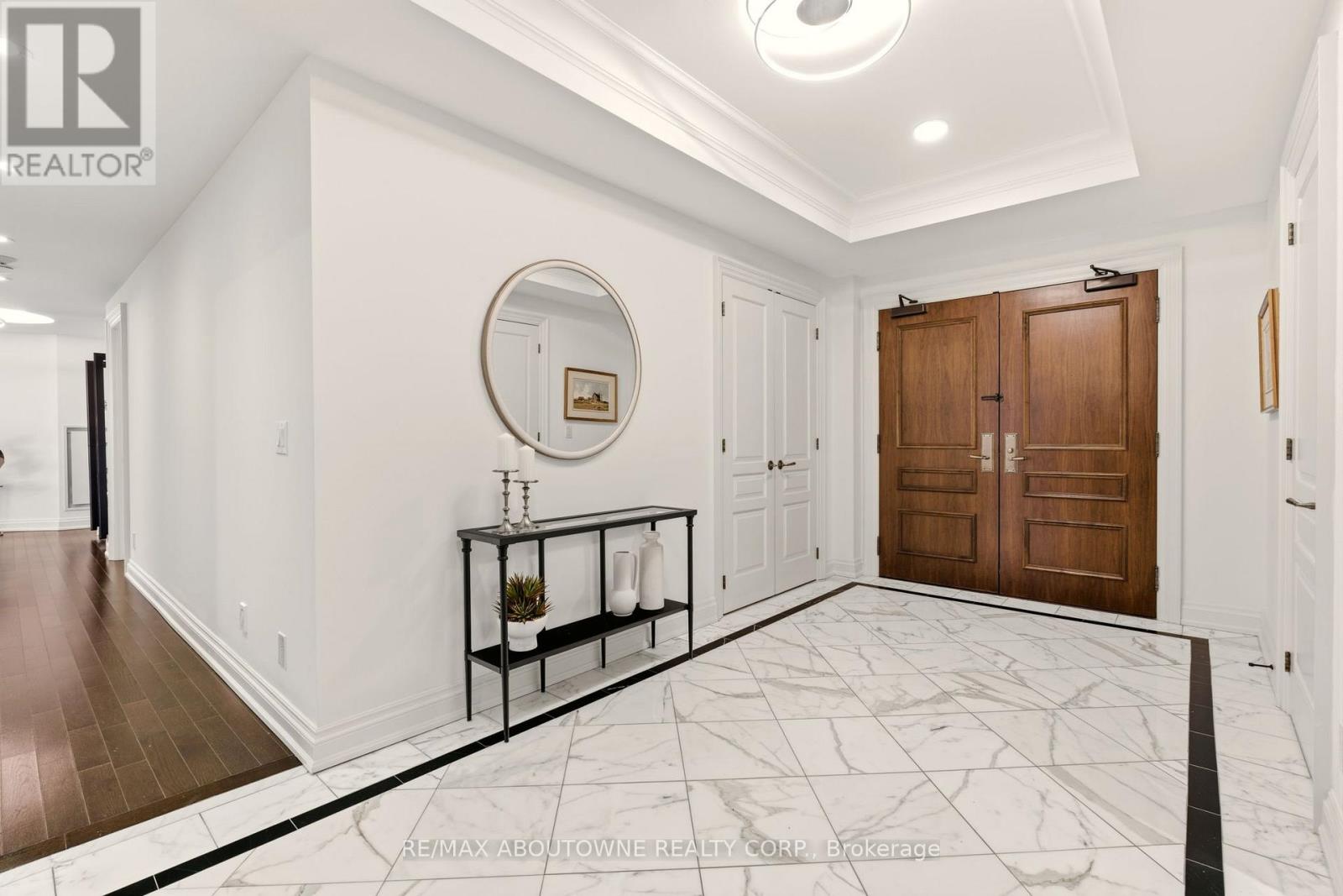 401 - 111 Forsythe Street, Oakville, Ontario  L6K 3J9 - Photo 6 - W12830702