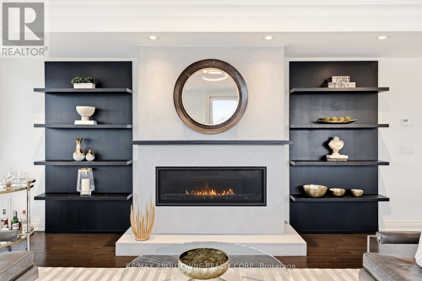 401 - 111 Forsythe Street, Oakville, Ontario  L6K 3J9 - Photo 8 - W12830702