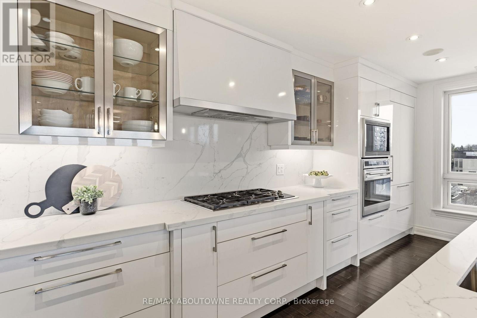 401 - 111 Forsythe Street, Oakville, Ontario  L6K 3J9 - Photo 9 - W12830702