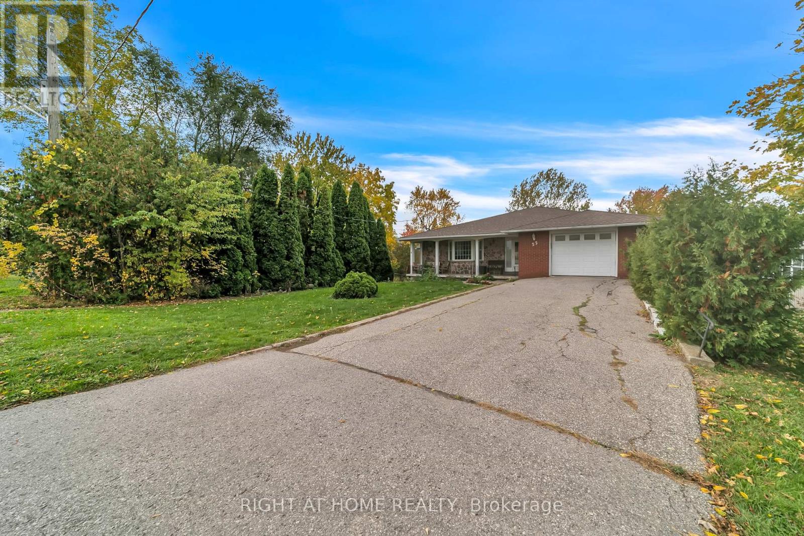 22 HAMILTON DRIVE, Newmarket, Ontario