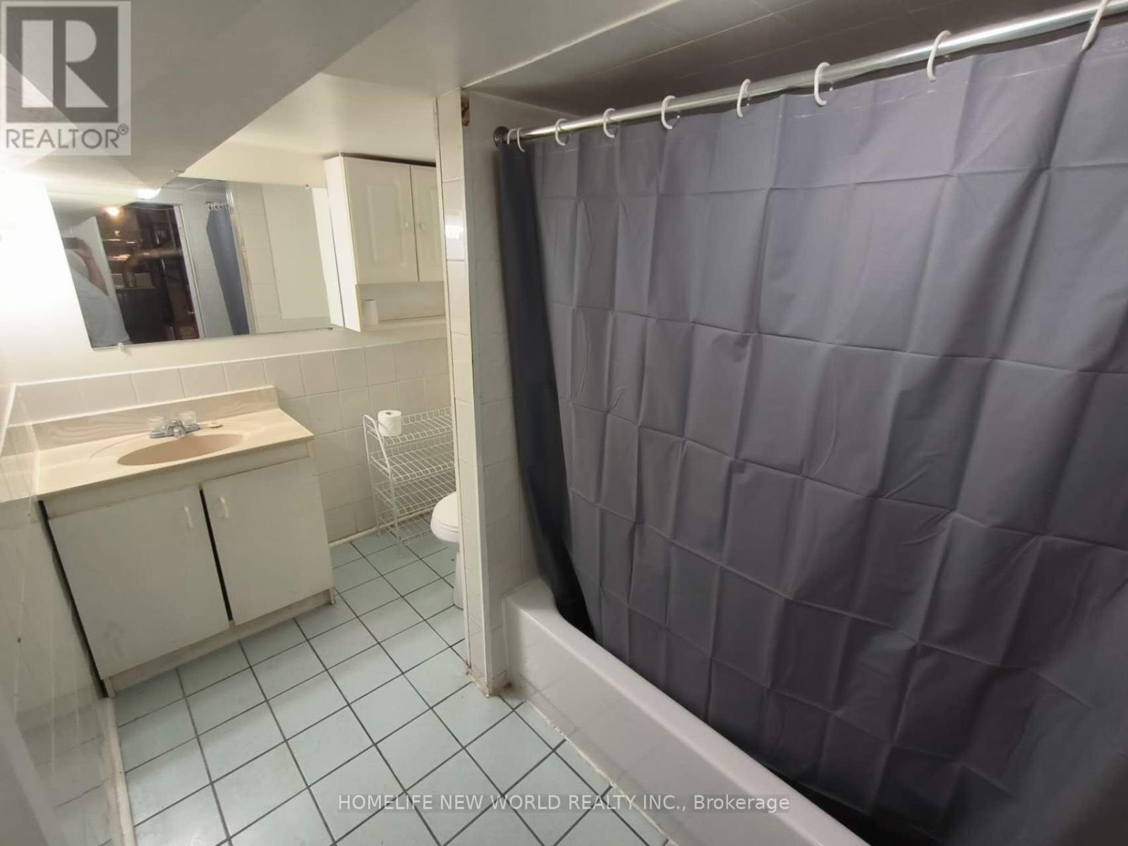 55 Chamberlain B1 Avenue, Toronto, Ontario  M6E 4J9 - Photo 4 - W12830766