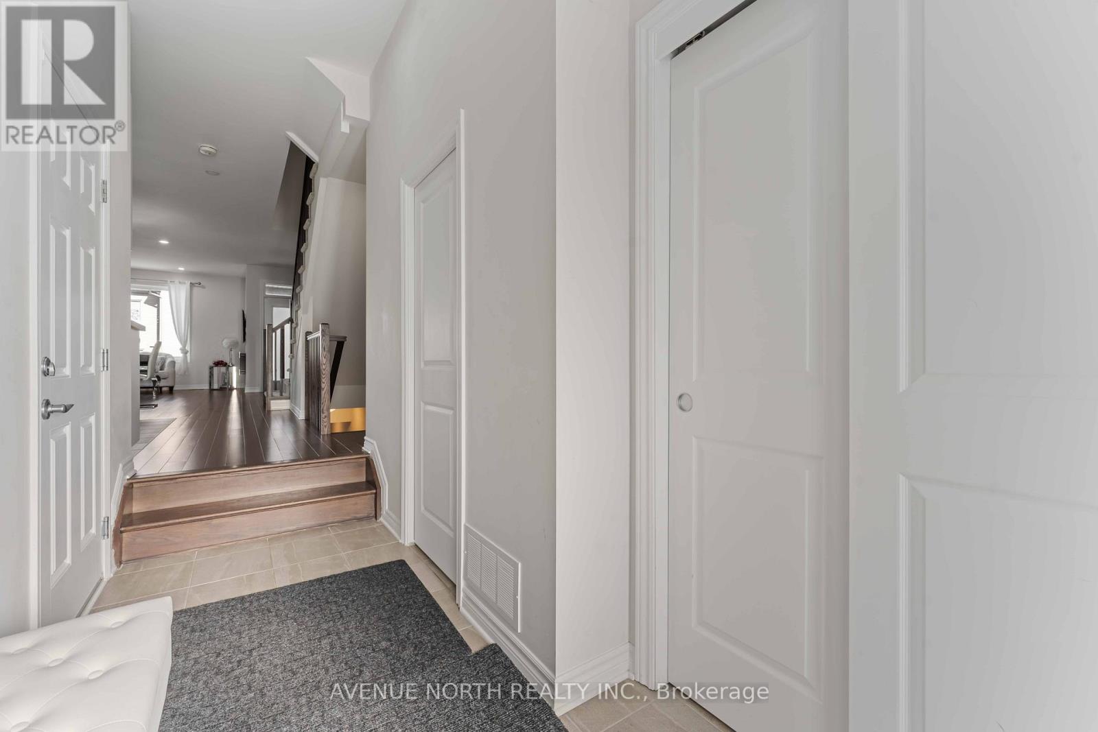 320 Grackle Street, Ottawa, Ontario  K1X 0G6 - Photo 3 - X12830814