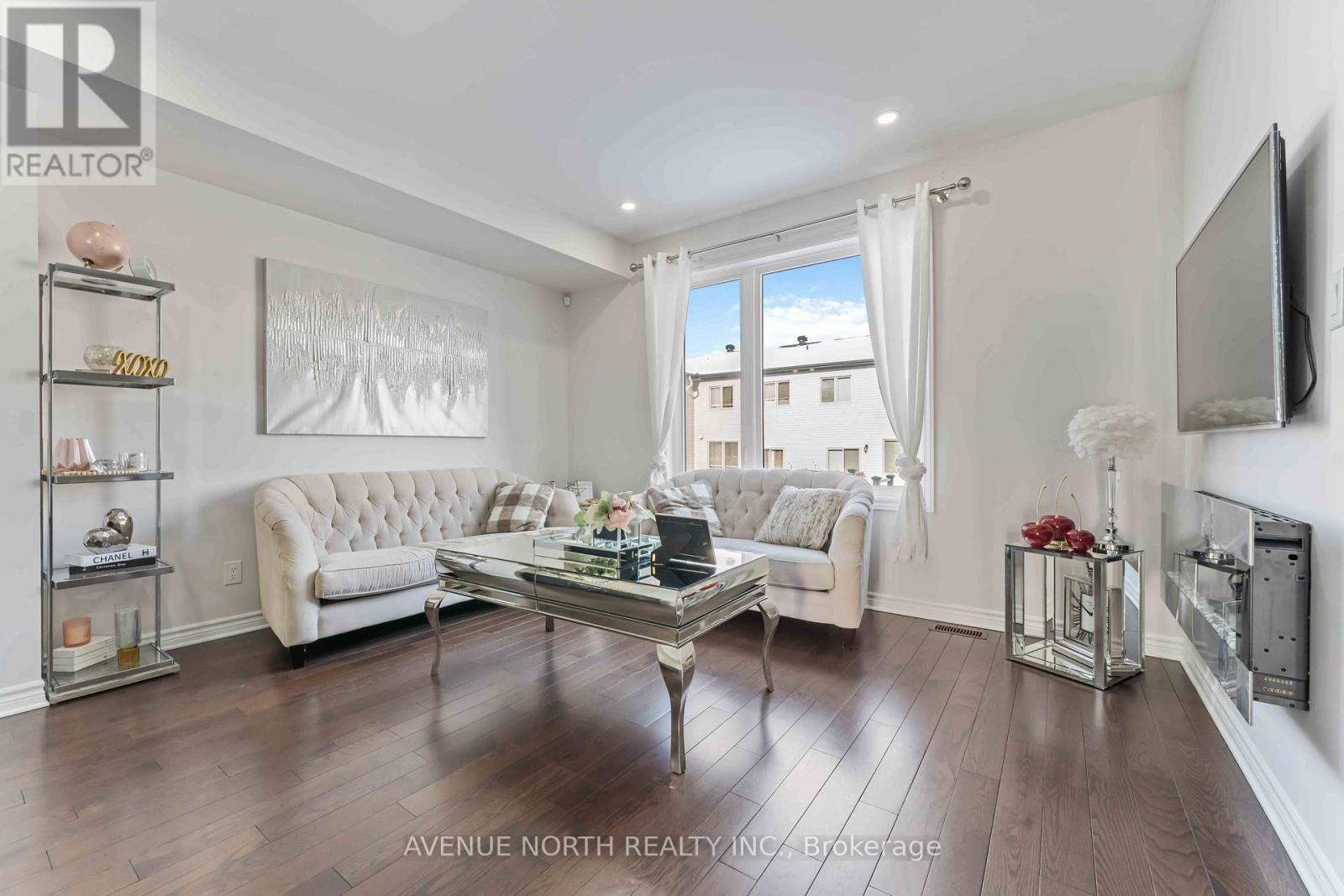 320 Grackle Street, Ottawa, Ontario  K1X 0G6 - Photo 4 - X12830814