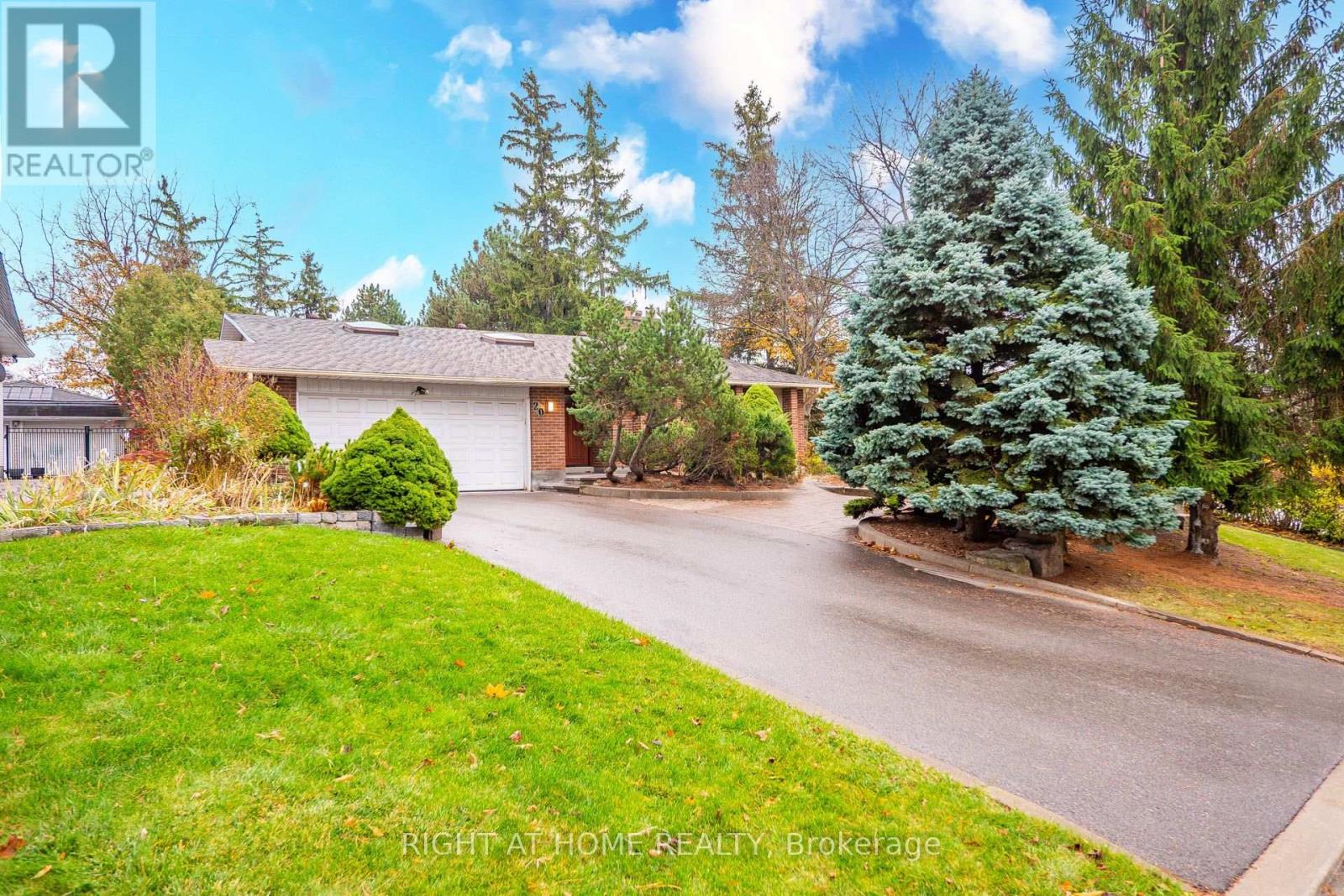 20 Pine Ridge Lane, Brampton, Ontario  L6W 1G6 - Photo 2 - W12612534