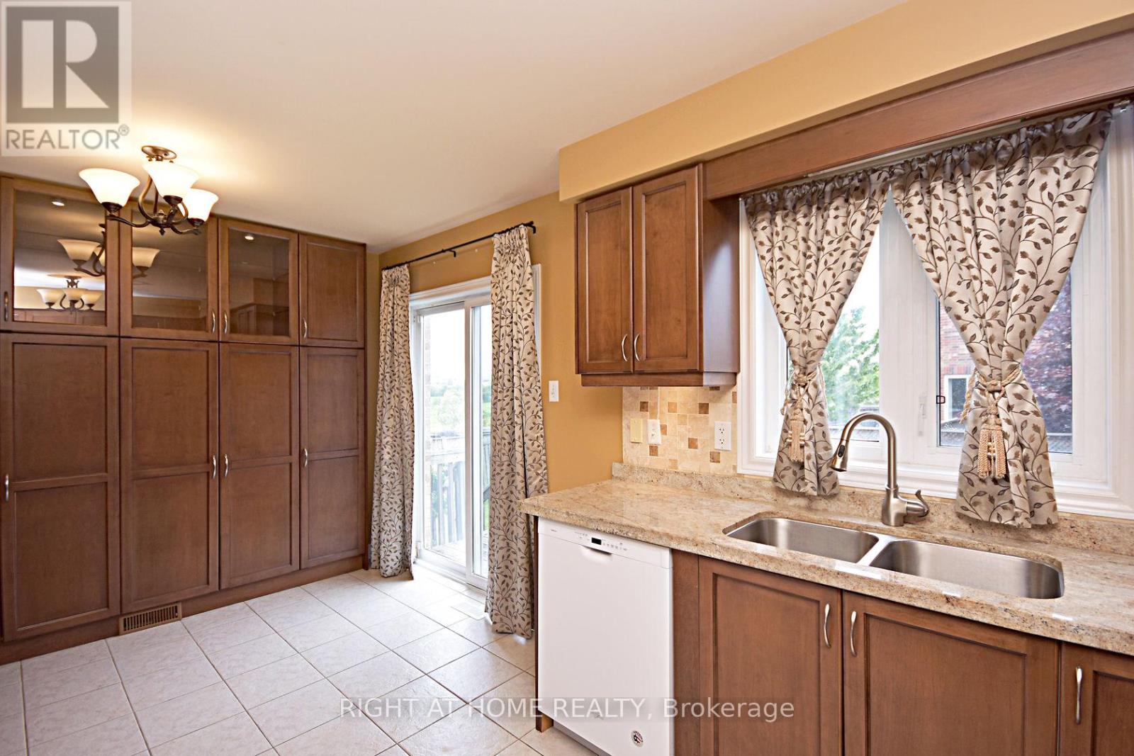 6612 Blackheath Ridge, Mississauga, Ontario  L5W 1Z7 - Photo 8 - W12830822