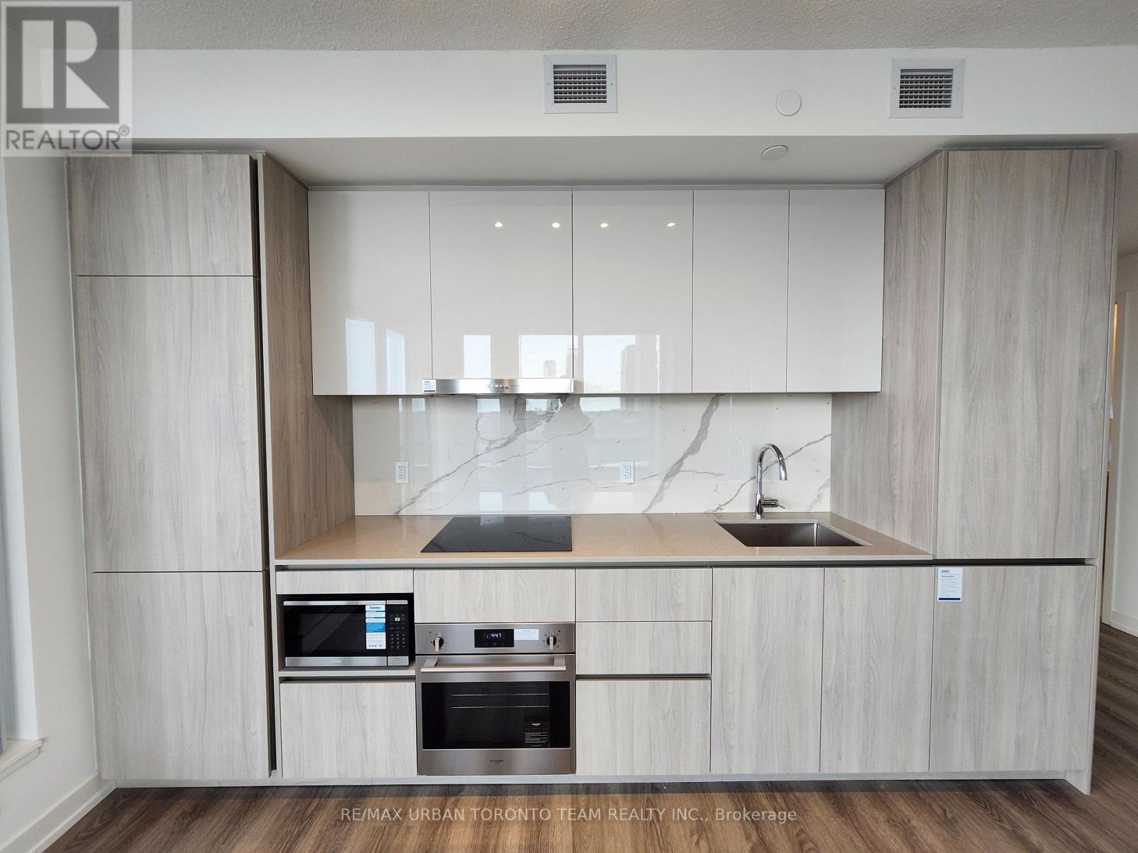 510 - 8 Interchange Way, Vaughan (Vaughan Corporate Centre), Ontario  L4K 5Z7 - Photo 2 - N12830860