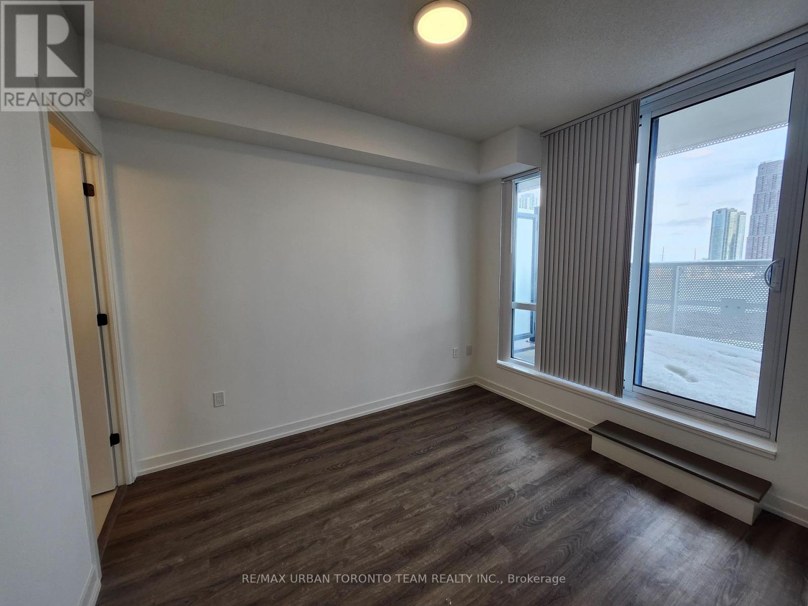 510 - 8 Interchange Way, Vaughan (Vaughan Corporate Centre), Ontario  L4K 5Z7 - Photo 4 - N12830860