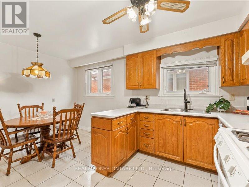 21 Hoover Crescent, Toronto, Ontario  M3N 1P4 - Photo 13 - W12830848