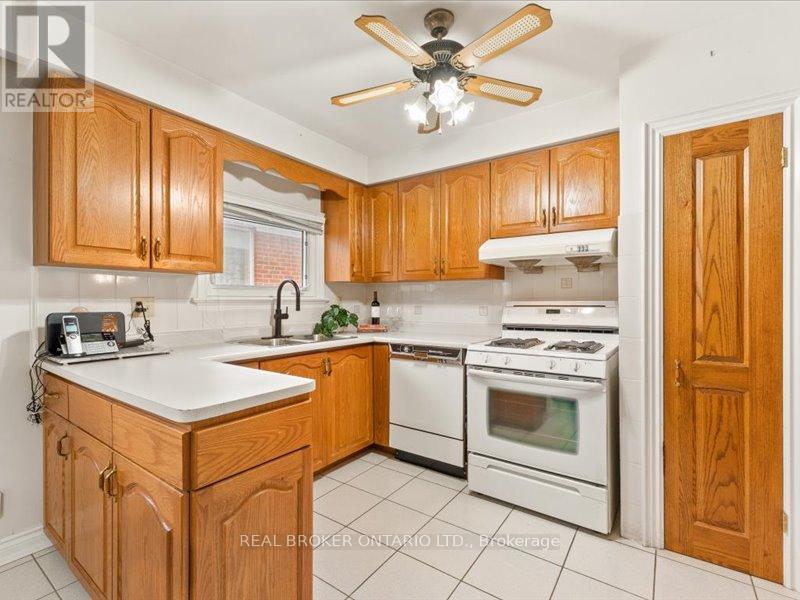 21 Hoover Crescent, Toronto, Ontario  M3N 1P4 - Photo 14 - W12830848