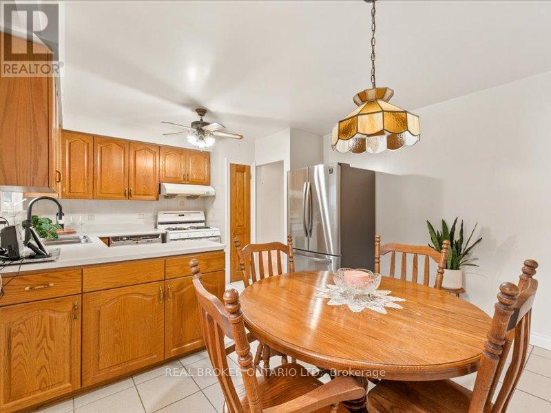 21 Hoover Crescent, Toronto, Ontario  M3N 1P4 - Photo 15 - W12830848